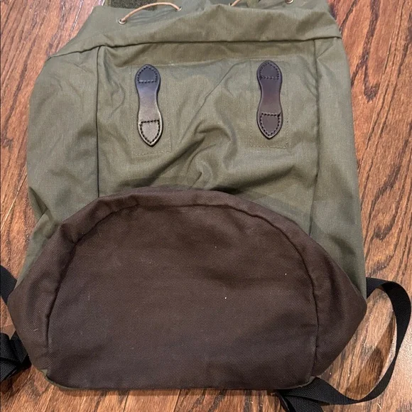 Like new condition Filson Canvas Daypack Backpack in Otter Green - Picture 5 of 5
